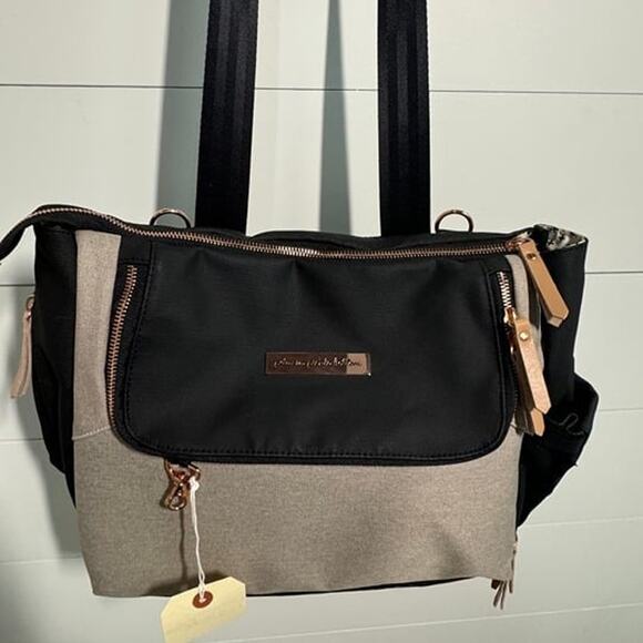 Fashionable Diaper Bag, Petunia Pickle Bottom, Pivot Pack, in Black/Sand NWOT - Picture 6 of 11